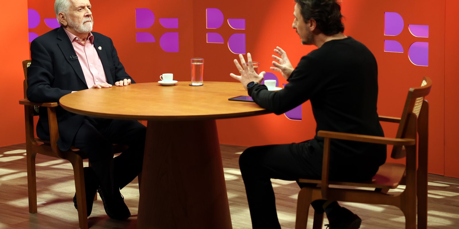 DR com Demori, da TV Brasil, recebe o senador Jaques Wagner