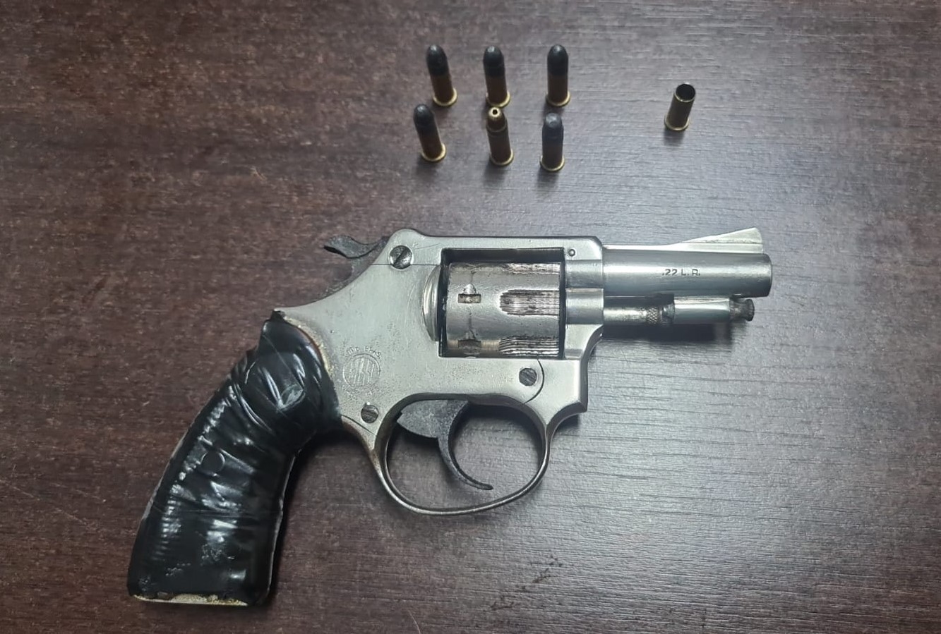 Após jogar arma em cima de telhado, homem é preso por porte ilegal no Jardim Cambuci, em Presidente Prudente | Presidente Prudente e Região