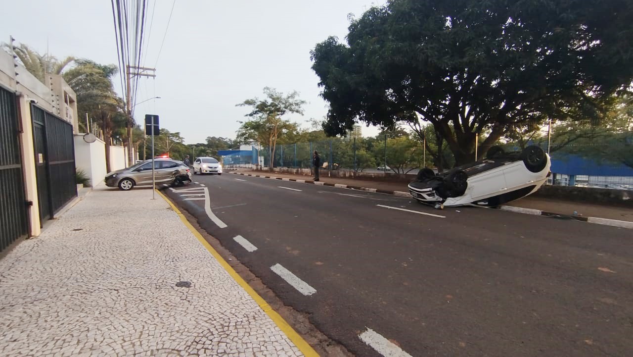 Carro capota no Parque do Povo após bater em veículo estacionado na Avenida 11 de Maio, em Presidente Prudente | Presidente Prudente e Região