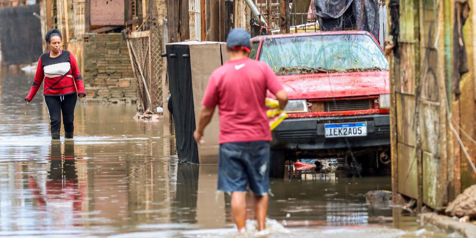 Chuva acima do esperado alaga ruas e causa transtornos em Canoas