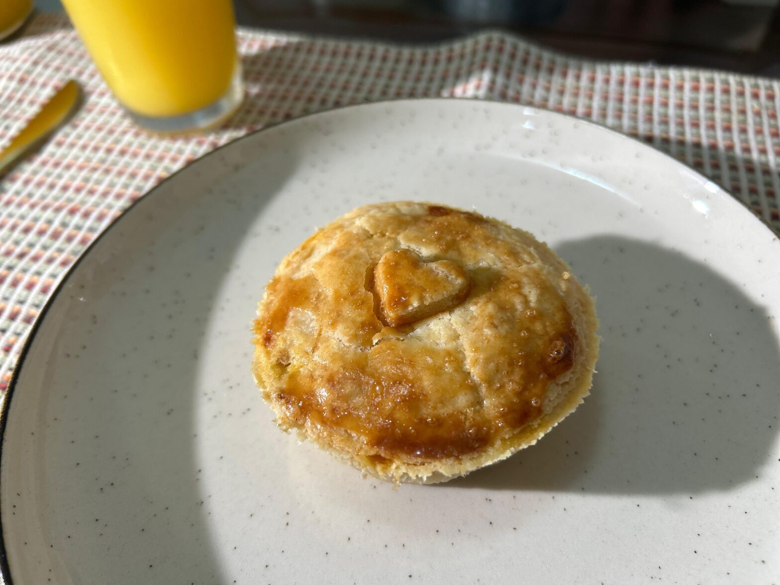 Com recheio cremoso de frango, aprenda a preparar a receita de Empada Caipira