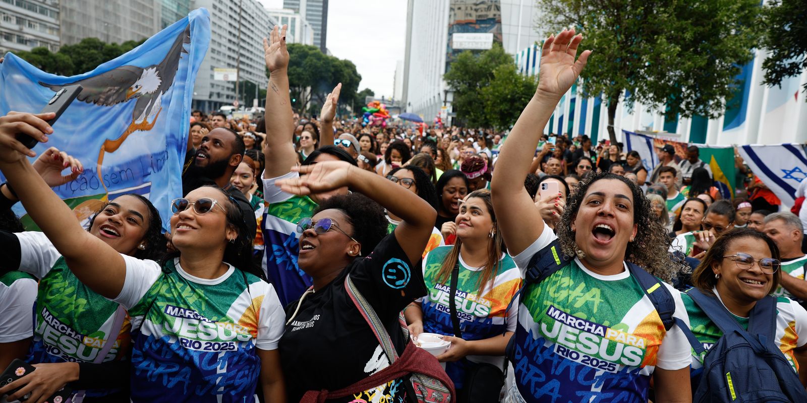 Evangélicos crescem e representam mais de um quarto da população