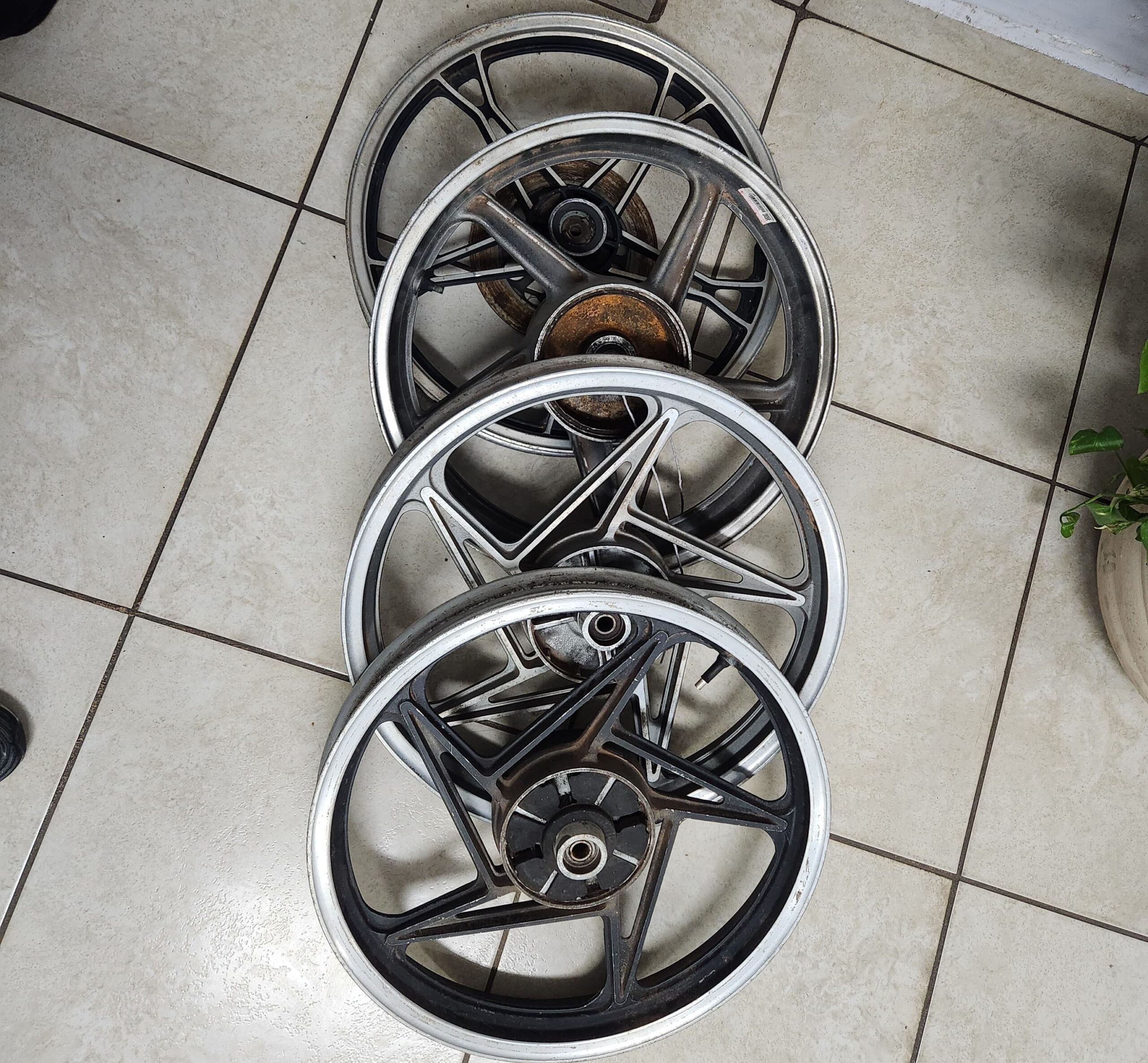 Homem é preso após furtar calotas de motocicleta de estabelecimento comercial na Vila Aristarcho, em Presidente Prudente