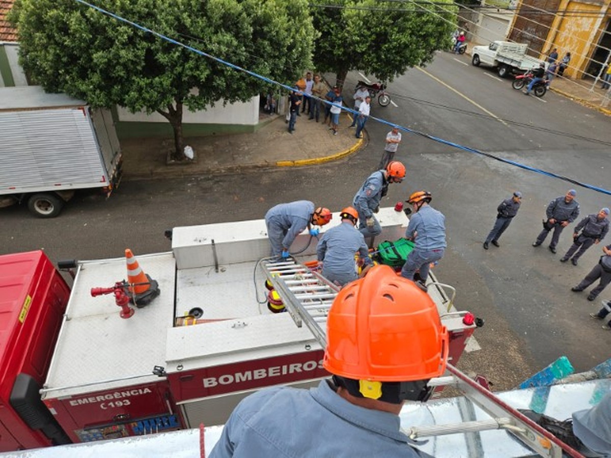 Homem sofre descarga elétrica durante pintura de barracão comercial em Dracena | Presidente Prudente e Região