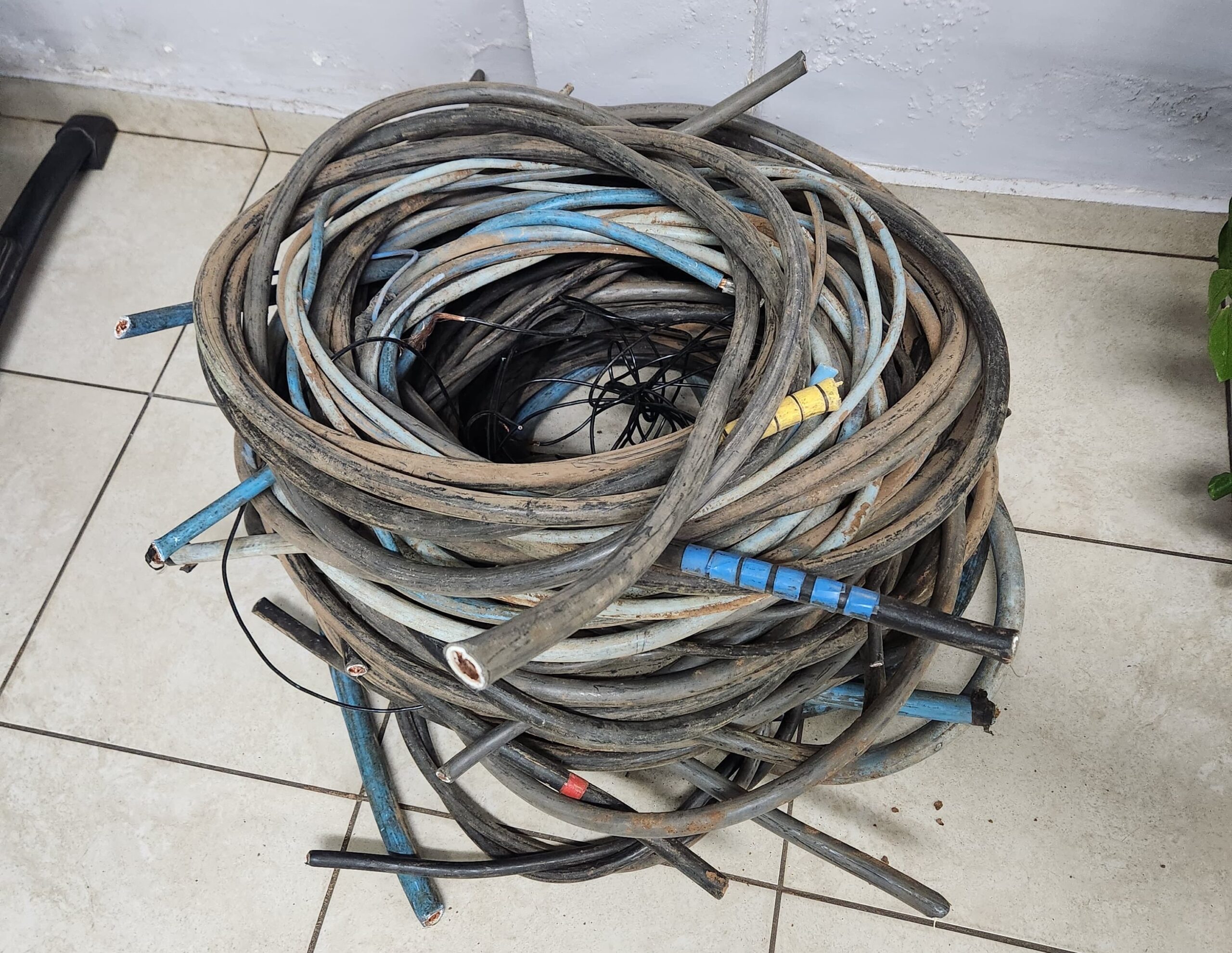 Homens são presos ao furtar mais de 150kg de fios de cobre em sala de máquinas da Cidade da Criança, em Presidente Prudente | Presidente Prudente e Região