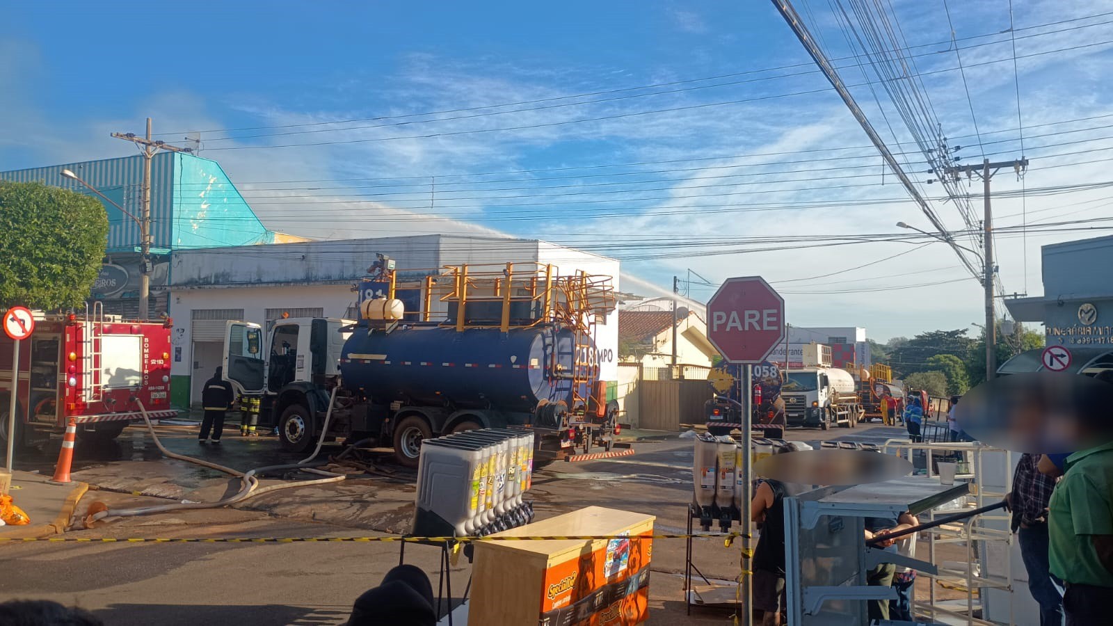 Incêndio de grandes proporções atinge loja de roupas e depósito de supermercado, em Mirante do Paranapanema