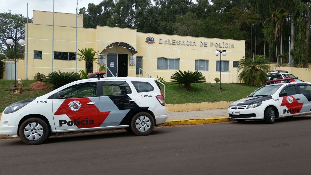 Uma mulher e o filho tem carro apreendido por sinais de adulteração nas placas e no chassi, em Indiana | Presidente Prudente e Região