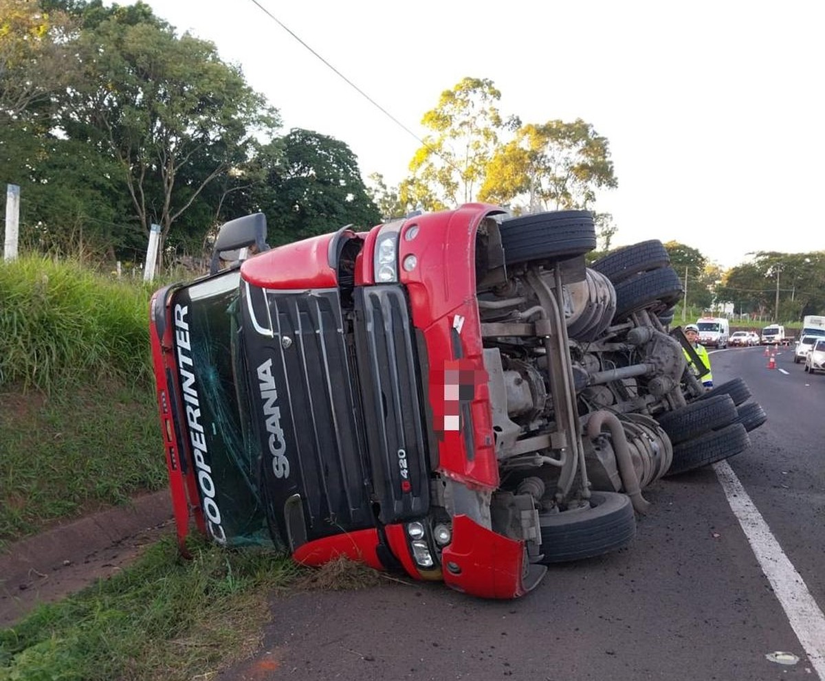 Caminhão com peças de automóveis tomba na Rodovia Raposo Tavares, em Regente Feijó
