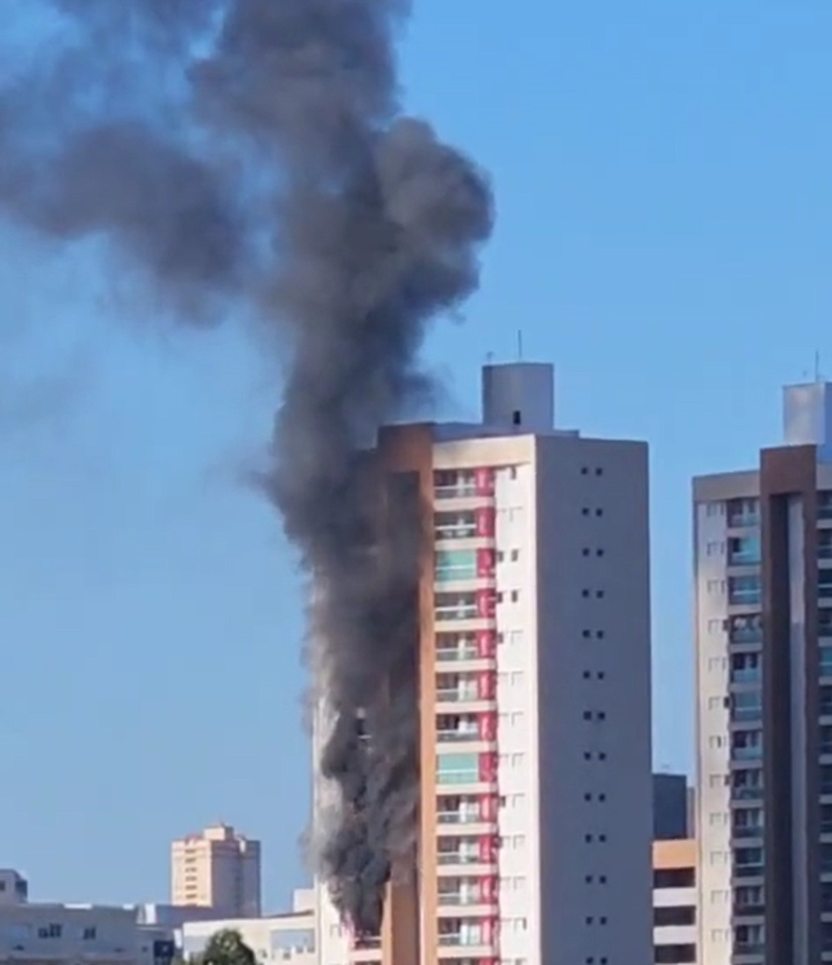 Apartamento do 7º andar de edifício pega fogo e mobiliza Corpo de Bombeiros em Pres. Prudente