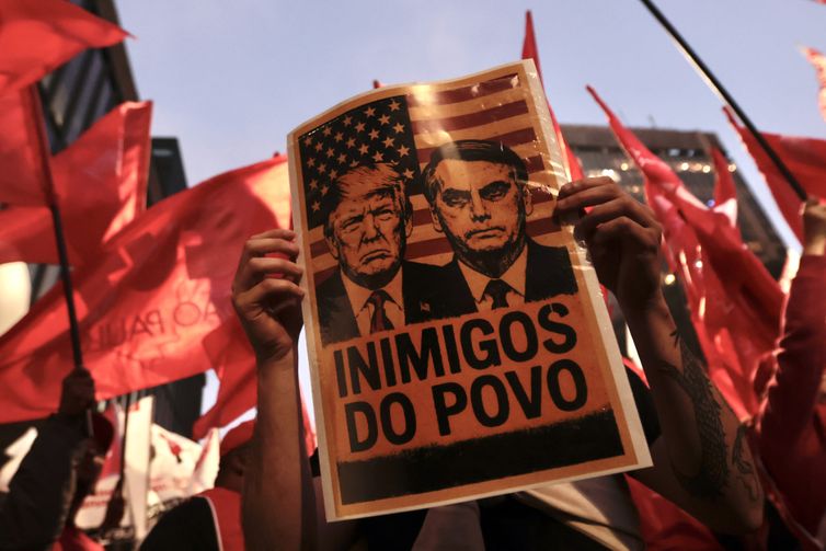 São Paulo (SP), 10/07/2025 - Cartaz com a foto do presidente Donald Trump e o ex-presidente Jair Bolsonaro, durante protesto à atuação do Congresso Nacional na justiça tributária com a taxação dos super ricos, fim da escala 6×1 e a isenção de Imposto de Renda para quem ganha até R$ 5 mil, realizado em frente ao MASP. Foto: Paulo Pinto/Agência Brasil
