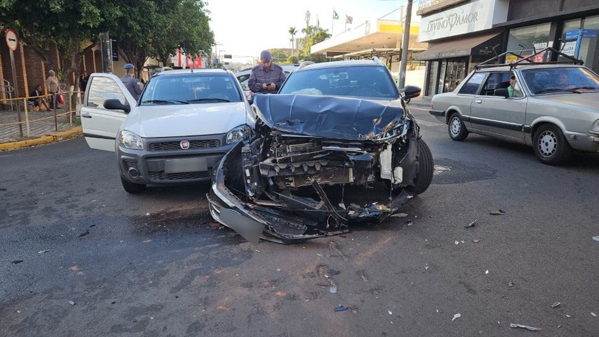 Acidente de trânsito envolve três veículos em cruzamento da área central, em Dracena