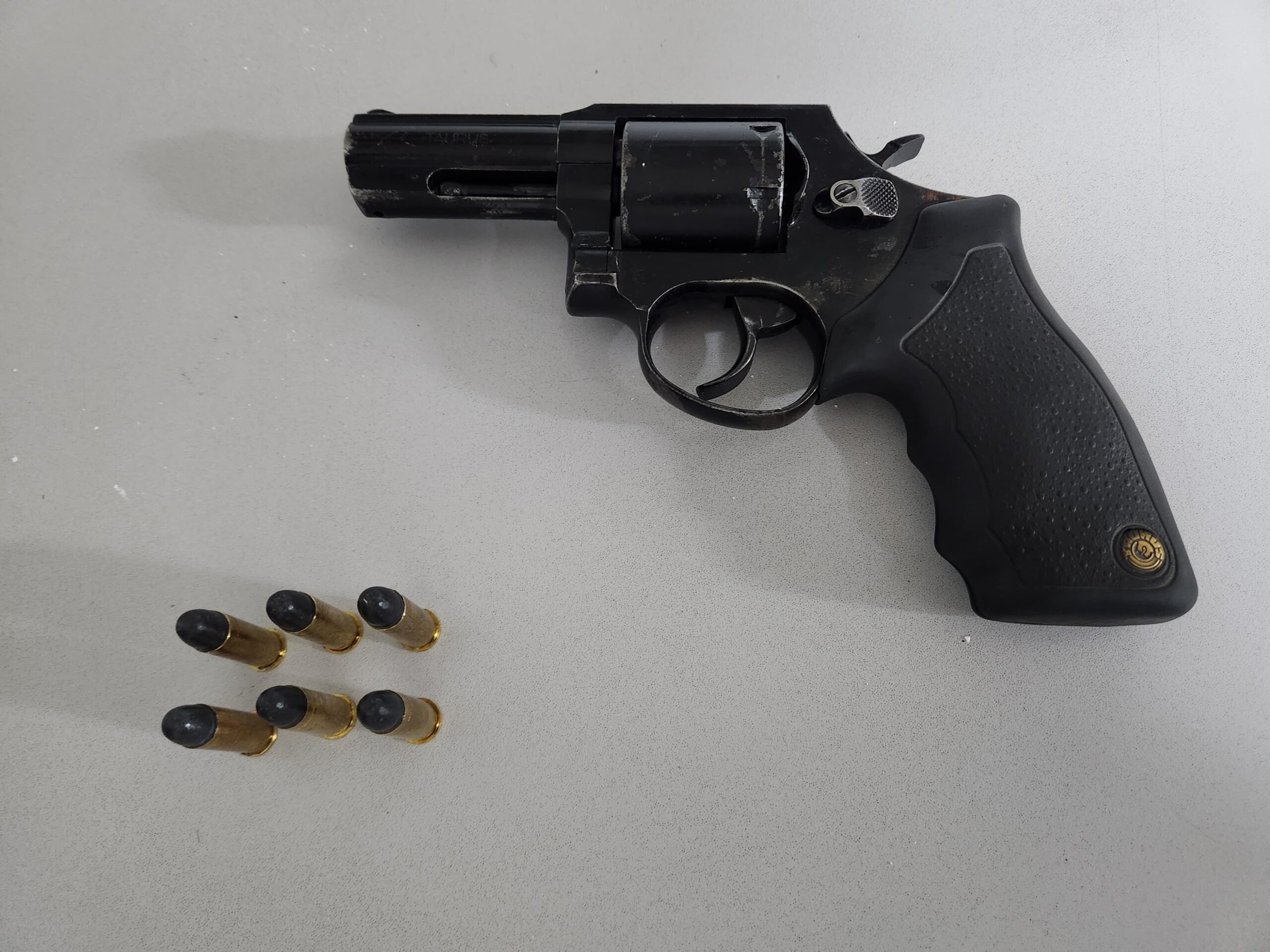 Ao dispensar revólver em terreno baldio, jovem de 20 anos é preso em flagrante, em Pres. Prudente