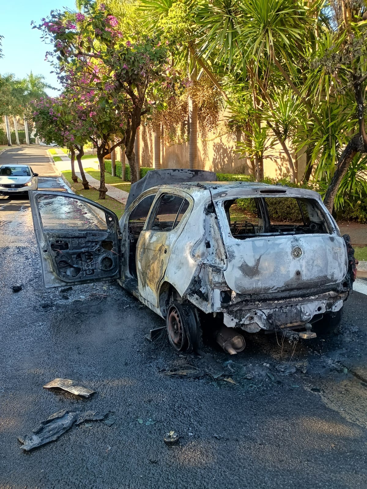 Carro pega fogo em rua do condomínio de luxo João Paulo 2º, em Presidente Prudente