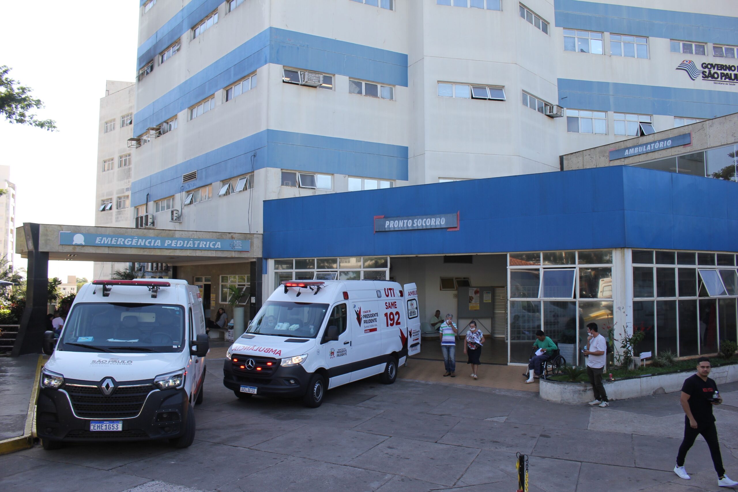 Ciclista fica gravemente ferido ao colidir contra picape no cruzamento da Avenida Manoel Goulart com a Rua Ciro Bueno, em Presidente Prudente