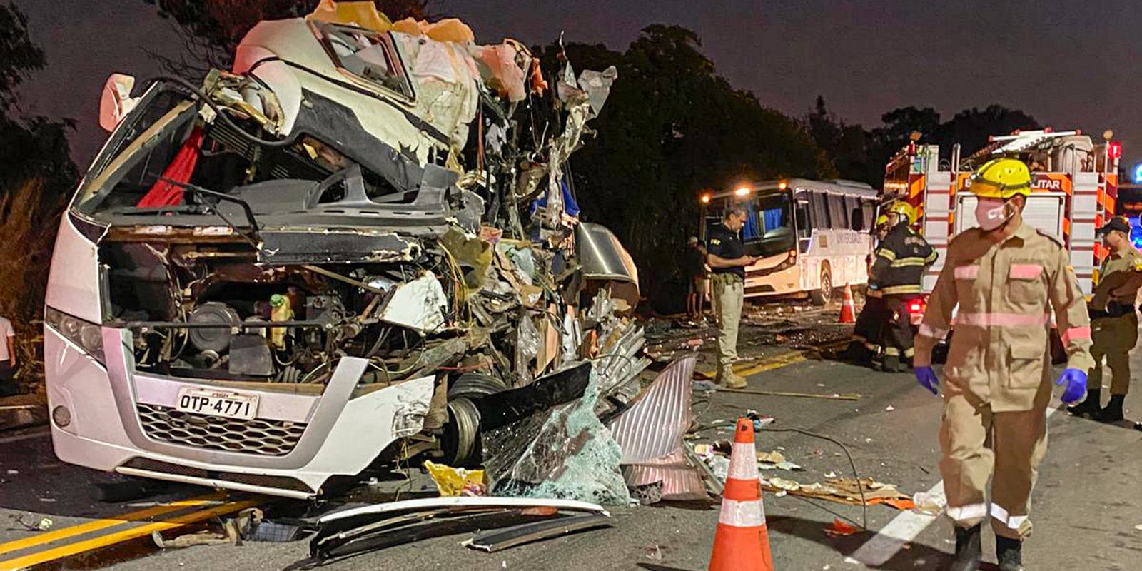Colisão envolvendo ônibus de universitários deixa cinco mortos em GO