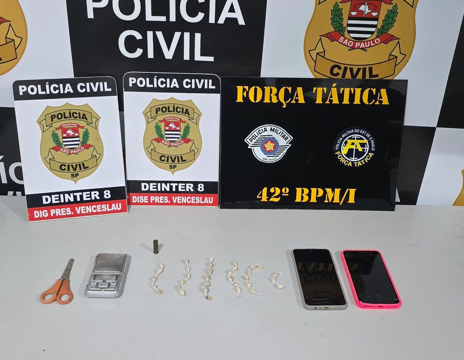 Com 32 porções de crack, homem é preso e adolescente é apreendida em Santo Anastácio | Presidente Prudente e Região