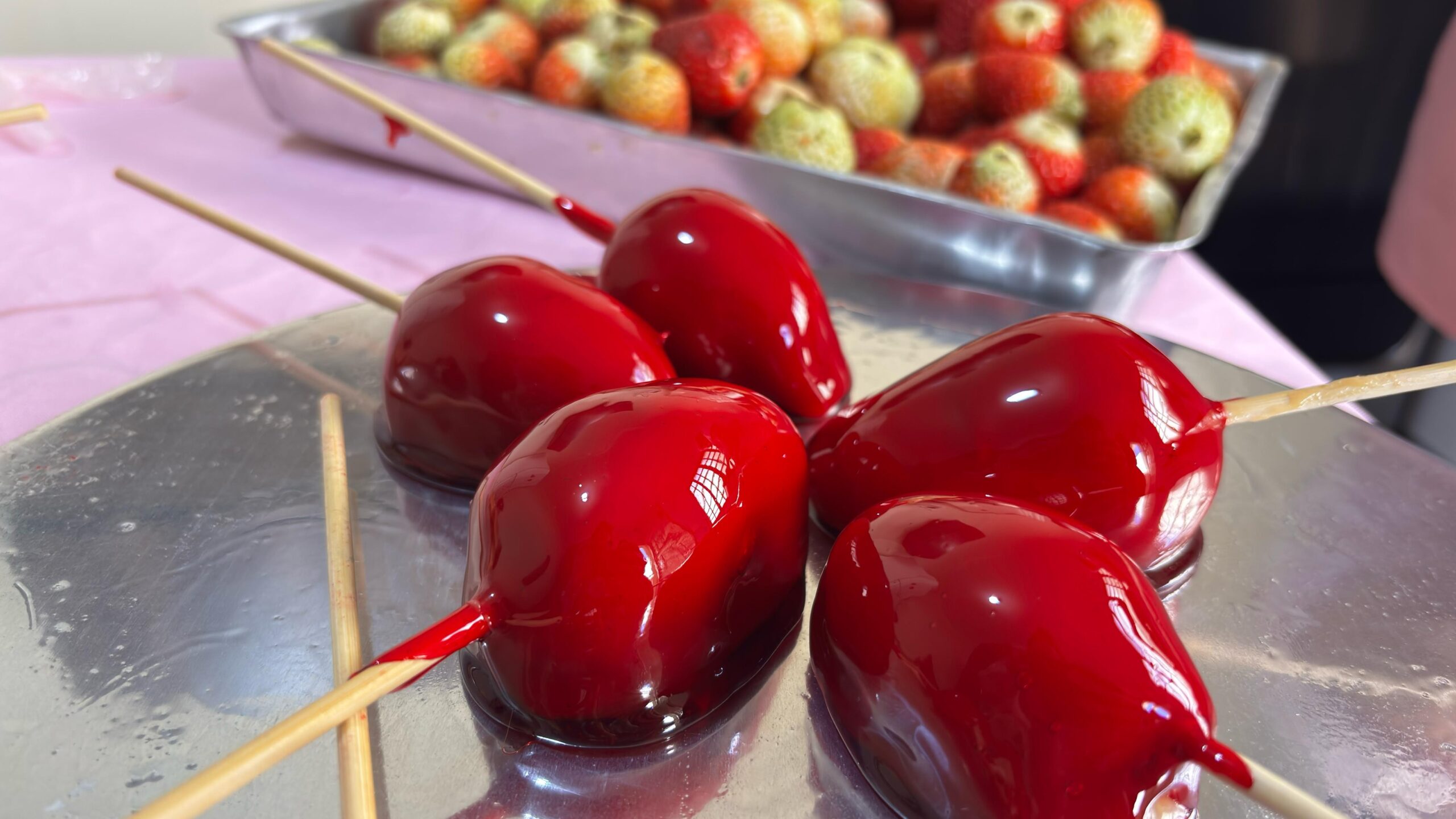 Com dicas para acertar a calda e ficar crocante, aprenda como preparar Morango do Amor, o doce mais desejado do momento