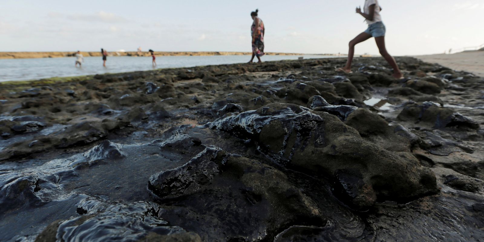 Estrangeiros atrasam investigação sobre óleo no litoral do Nordeste
