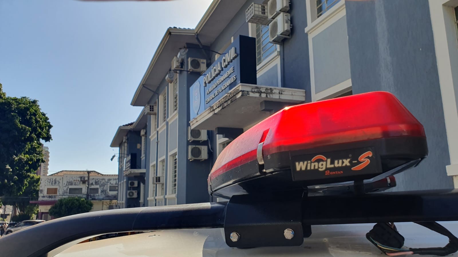 Homem embriagado colide carro contra veículo estacionado, é encontrado desmaiado e acaba preso em Presidente Prudente