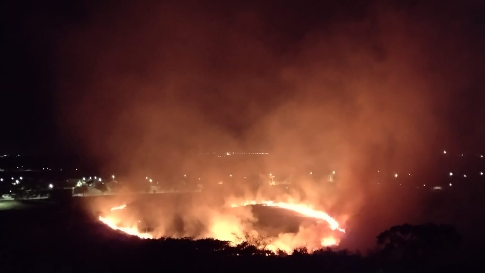 Incêndio atinge área de reciclagem entre jardins Cambuci e Santa Mônica em Presidente Prudente