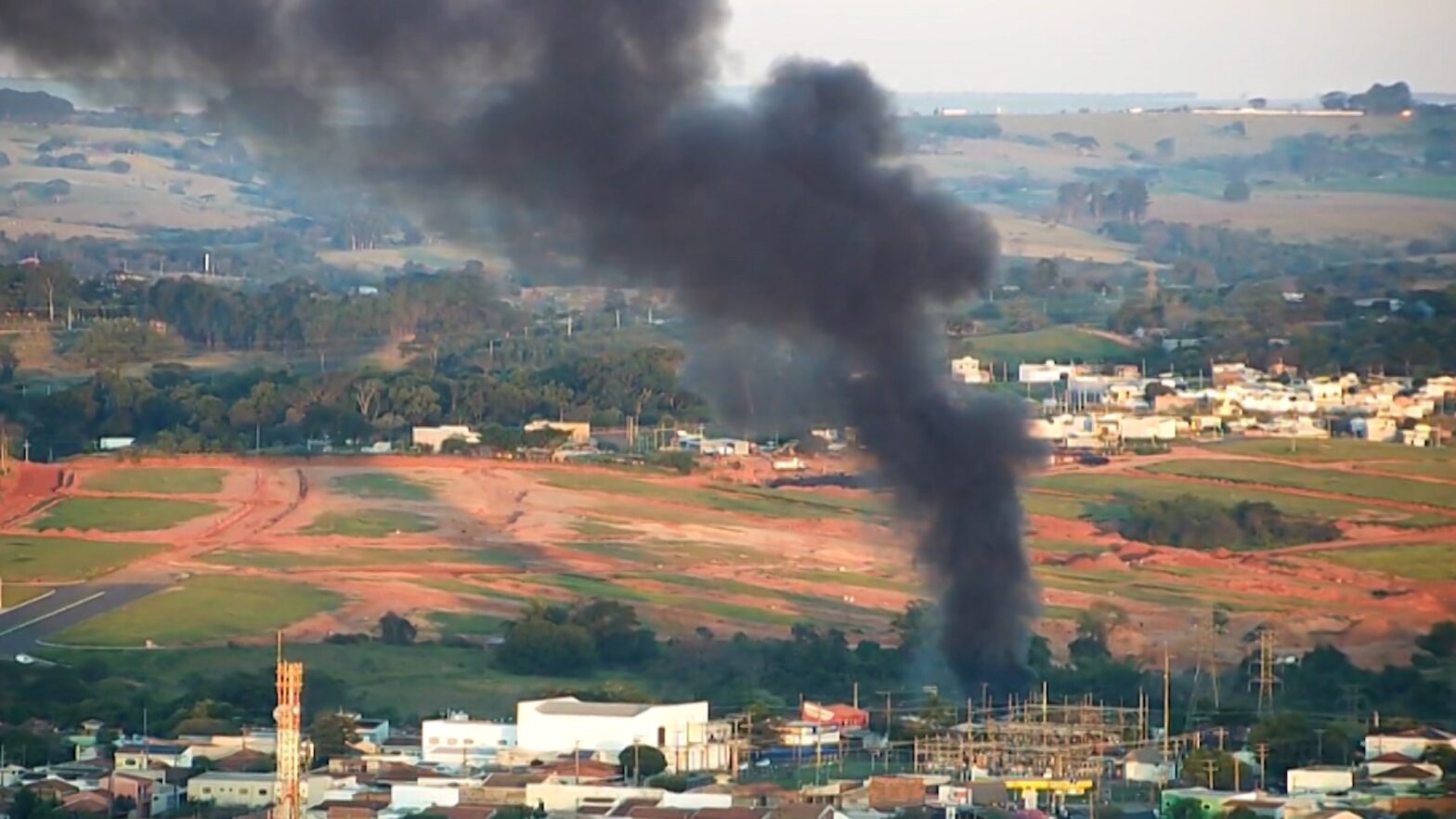 Incêndio consome área de armazenamento de reciclagem e mobiliza equipes de resgate em Presidente Prudente