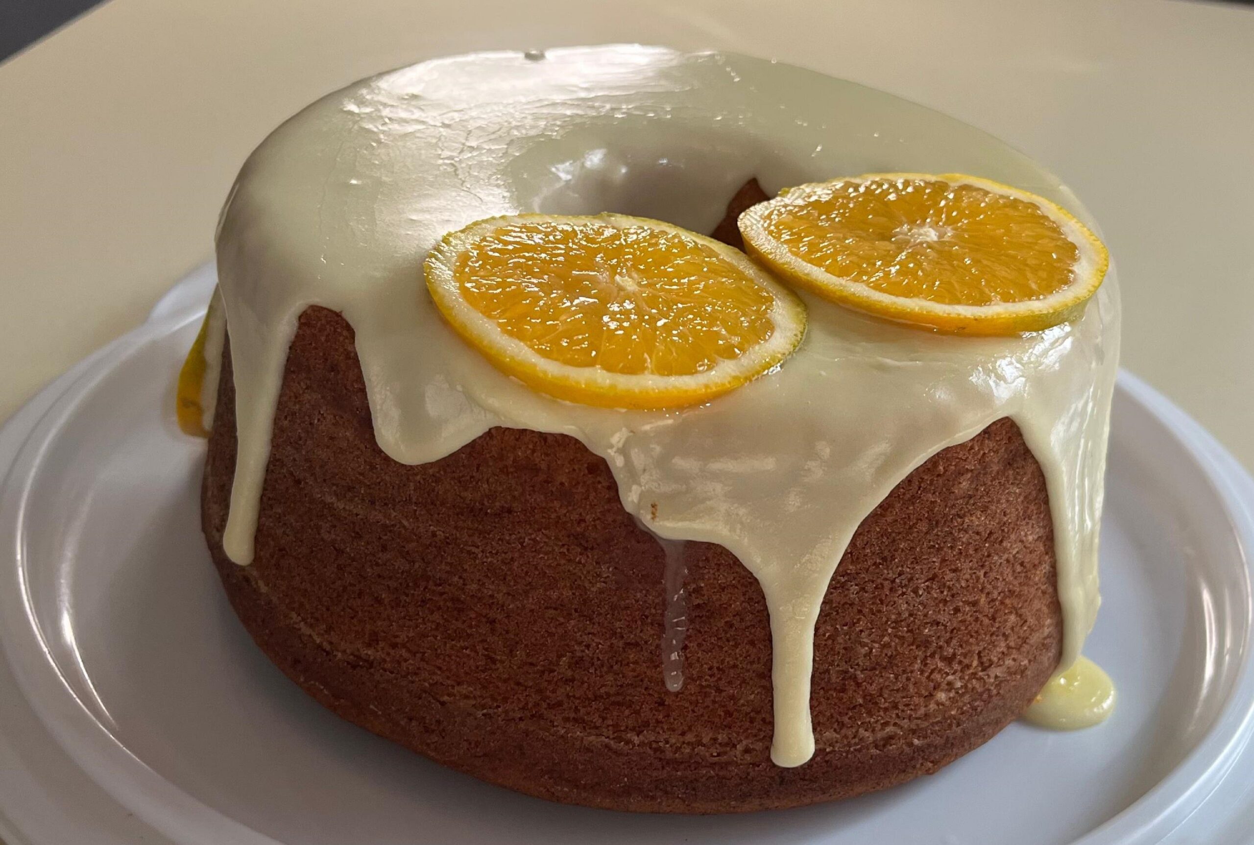 Opção para lanche da tarde em período de férias escolares, aprenda a preparar Bolo de Laranja