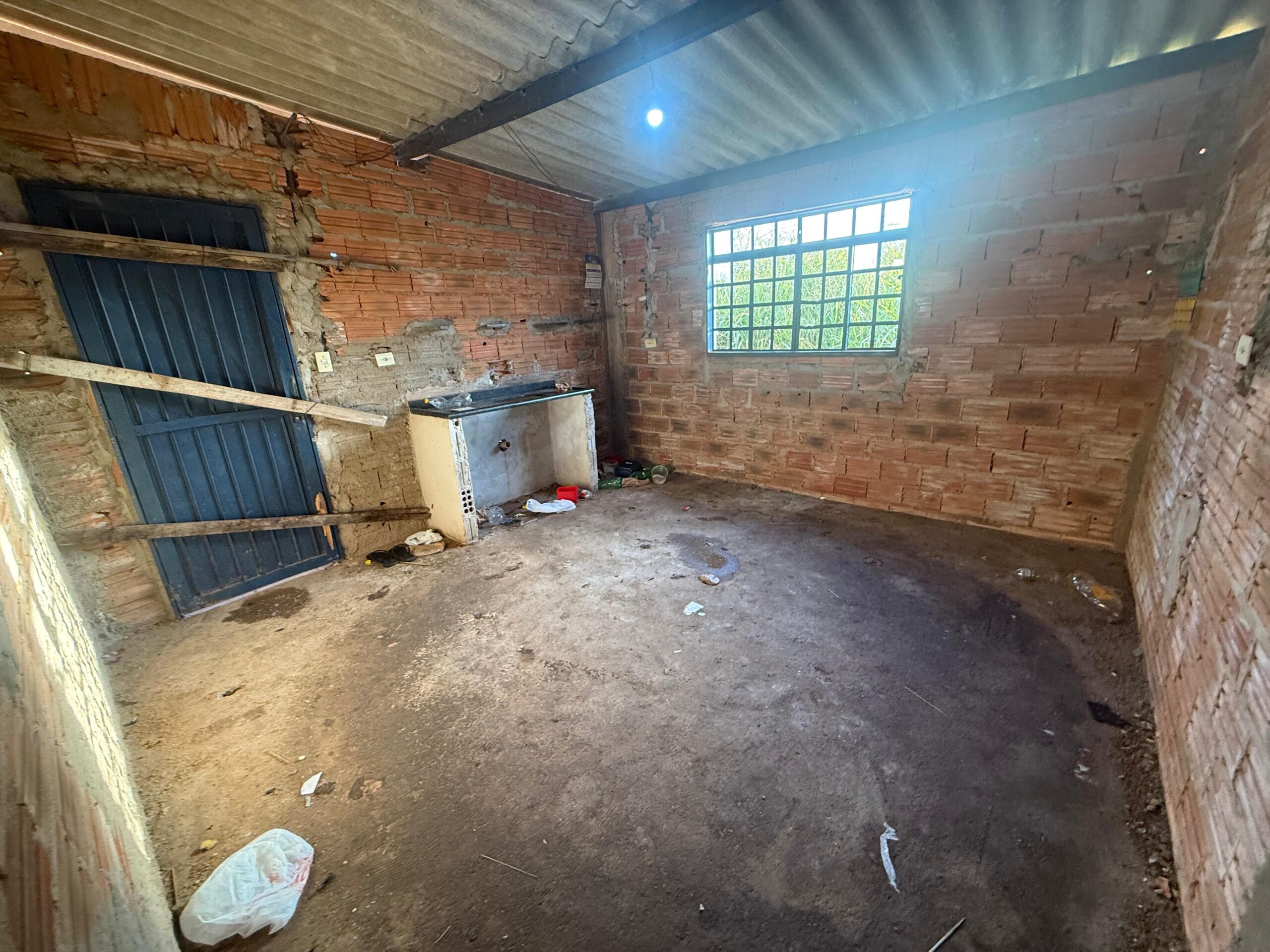 Polícia investiga pais que mantinham filho em cárcere privado em casa abandonada ainda em construção, em Presidente Prudente