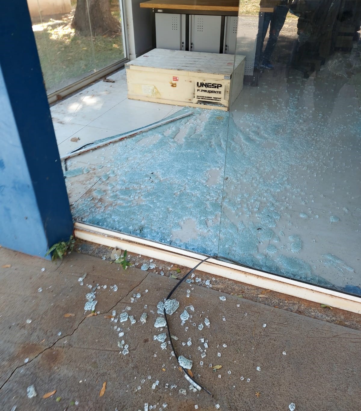 Rapaz é preso e hospitalizado após surtar e quebrar porta de vidro no campus da Unesp, em Presidente Prudente | Presidente Prudente e Região