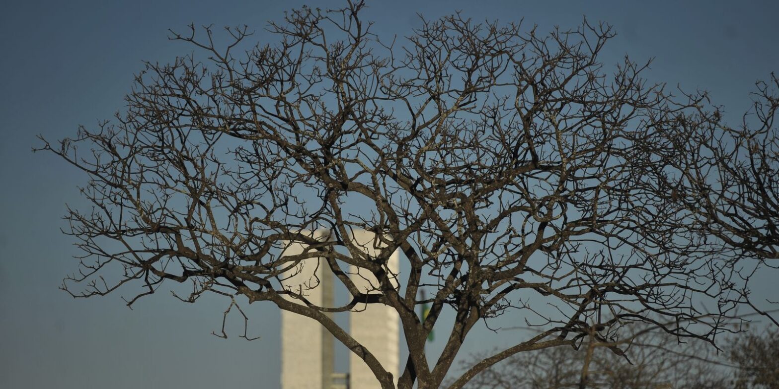 Inmet emite alertas vermelho e laranja para baixa umidade do ar