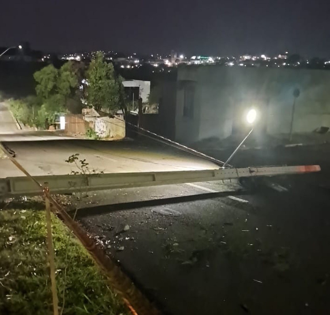 Carro colide contra poste após motorista perder o controle da direção no Jardim Bela Vista, em Presidente Prudente