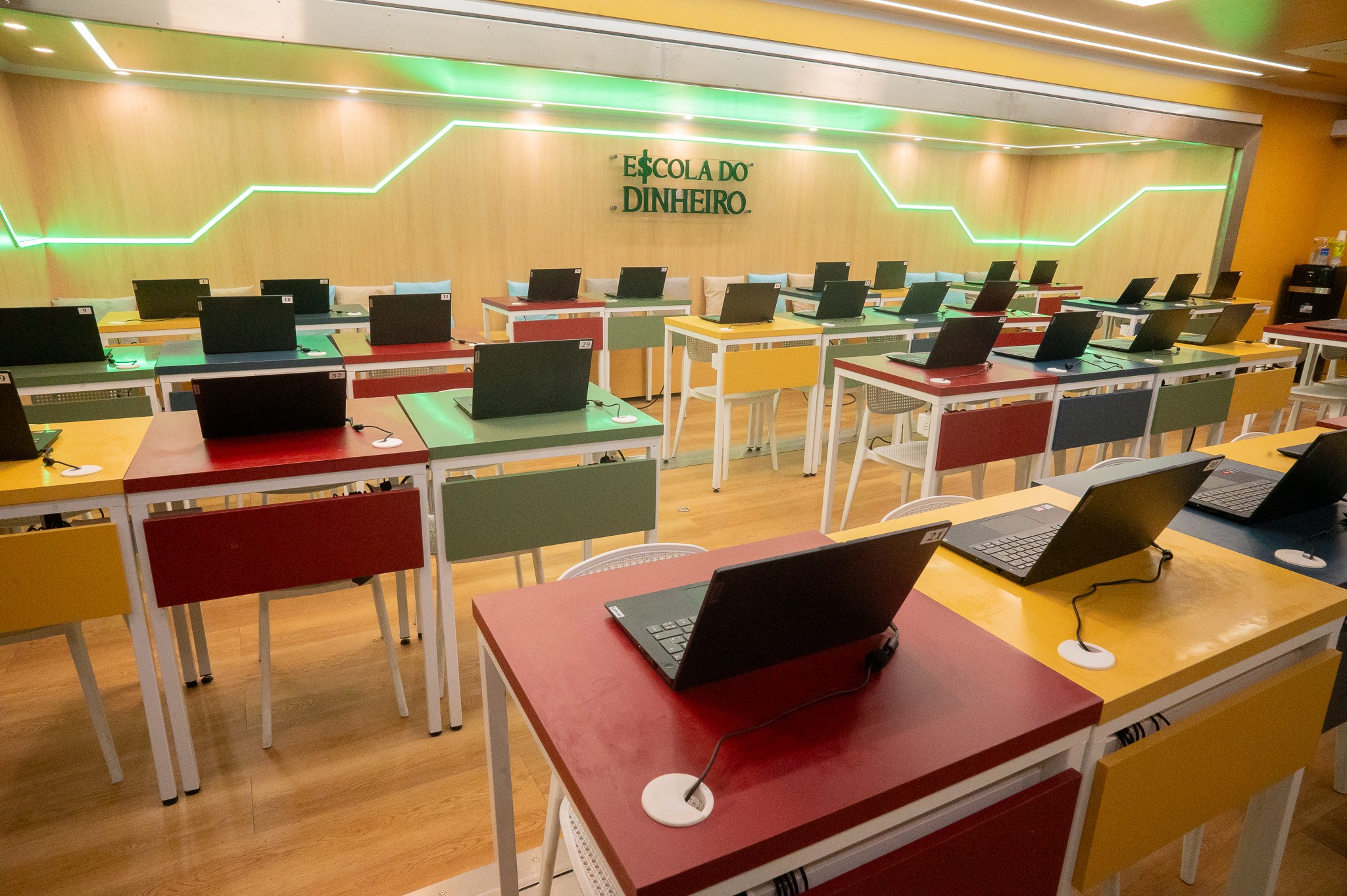 Com aulas sobre o impacto das escolhas financeiras, ‘Escola do Dinheiro’ oferece atividades educativas para jovens e adultos