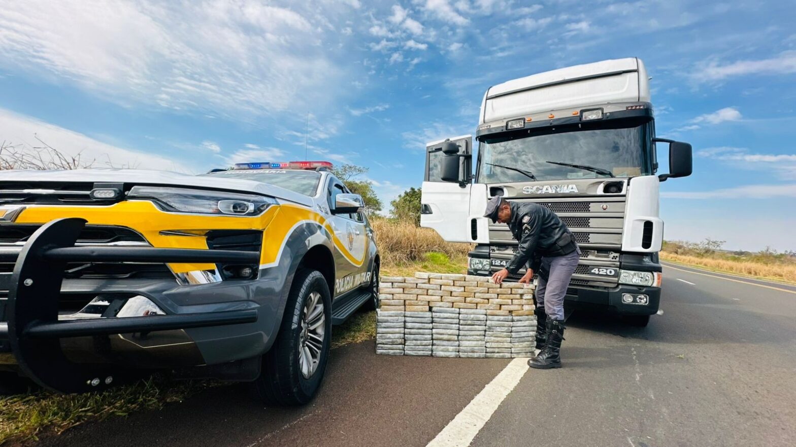 Com carga de quase 100kg de cocaína escondida em fundo falso de carreta, paraguaio é preso por tráfico internacional de droga
