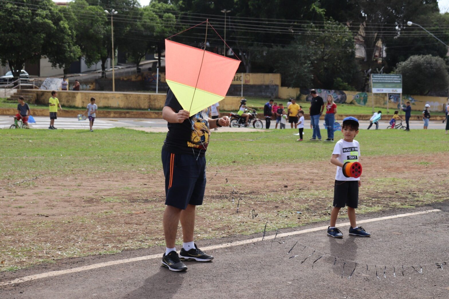 Com formatos e tamanhos diferentes de pipas, céu de Pirapozinho ganha mais cor neste domingo durante festival