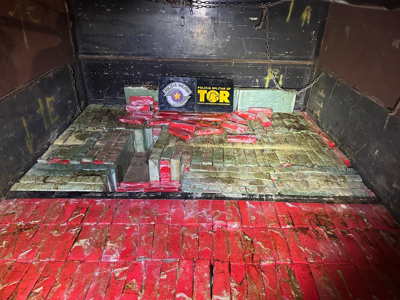 Homem é preso ao transportar mais de duas toneladas de maconha escondidas em fundo falso de carreta, em Parapuã