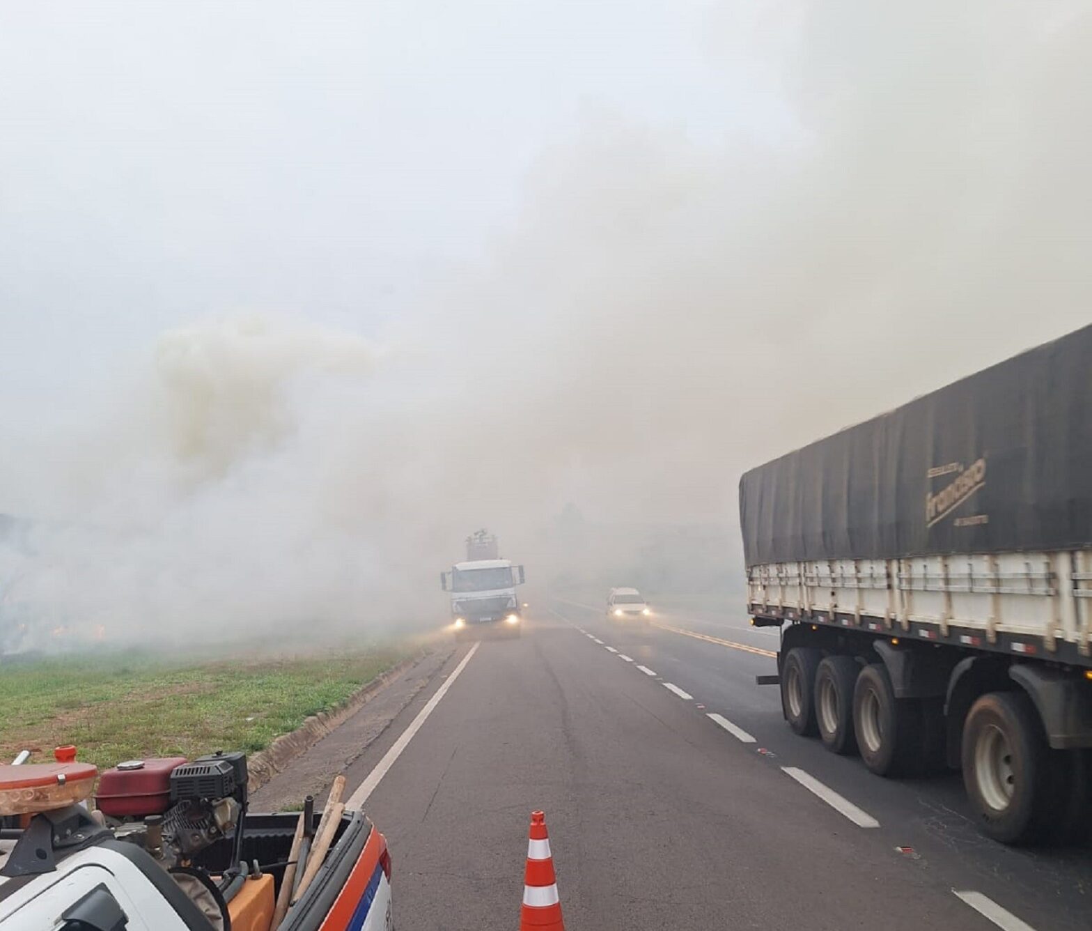 Incêndio atinge área de pastagem às margens da Rodovia Assis Chateaubriand, em Martinópolis