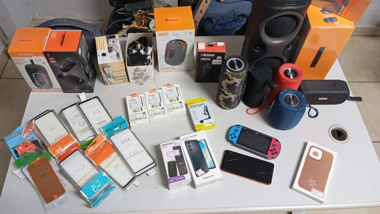 Loja de eletrônicos é furtada em Regente Feijó e trio acaba preso com itens avaliados em R$ 7 mil