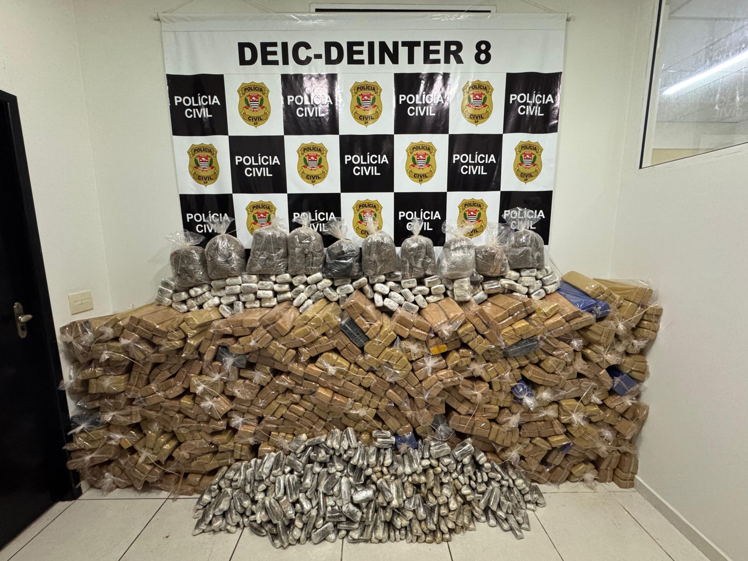 Motorista é preso em flagrante ao transportar mais de uma tonelada de maconha, em Pres. Epitácio