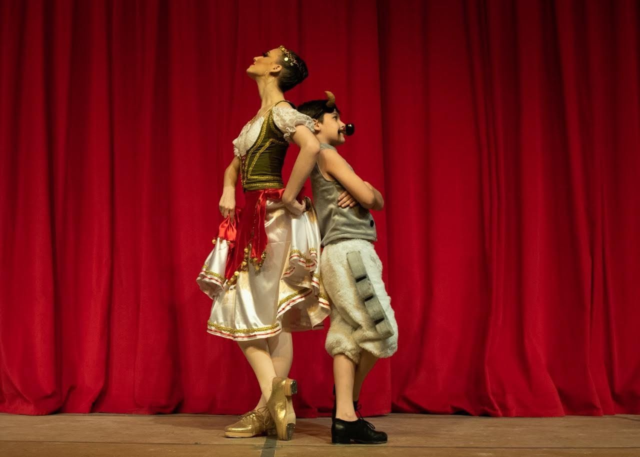 Nascidos em família de artistas e com 10 anos de diferença, irmãos vivem experiência do balé clássico em palcos internacionais