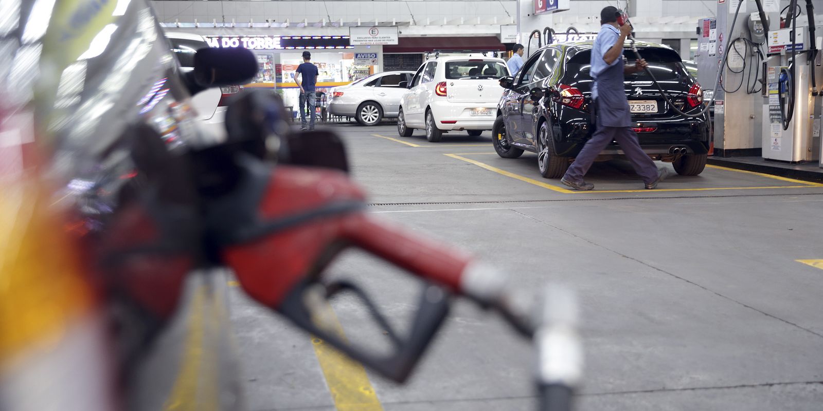 Força-tarefa garante abastecimento de combustível no Rio de Janeiro