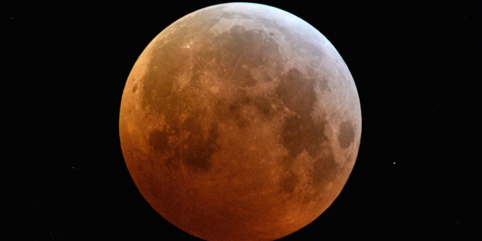 Lua de sangue: eclipse lunar total ocorre neste domingo