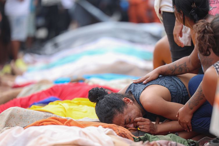 Rio de Janeiro (RJ), 29/10/2025 - Dezenas de corpos são trazidos por moradores para a Praça São Lucas, na Penha, zona norte do Rio de Janeiro. Operação Contenção.
Foto: Tomaz Silva /Agência Brasil