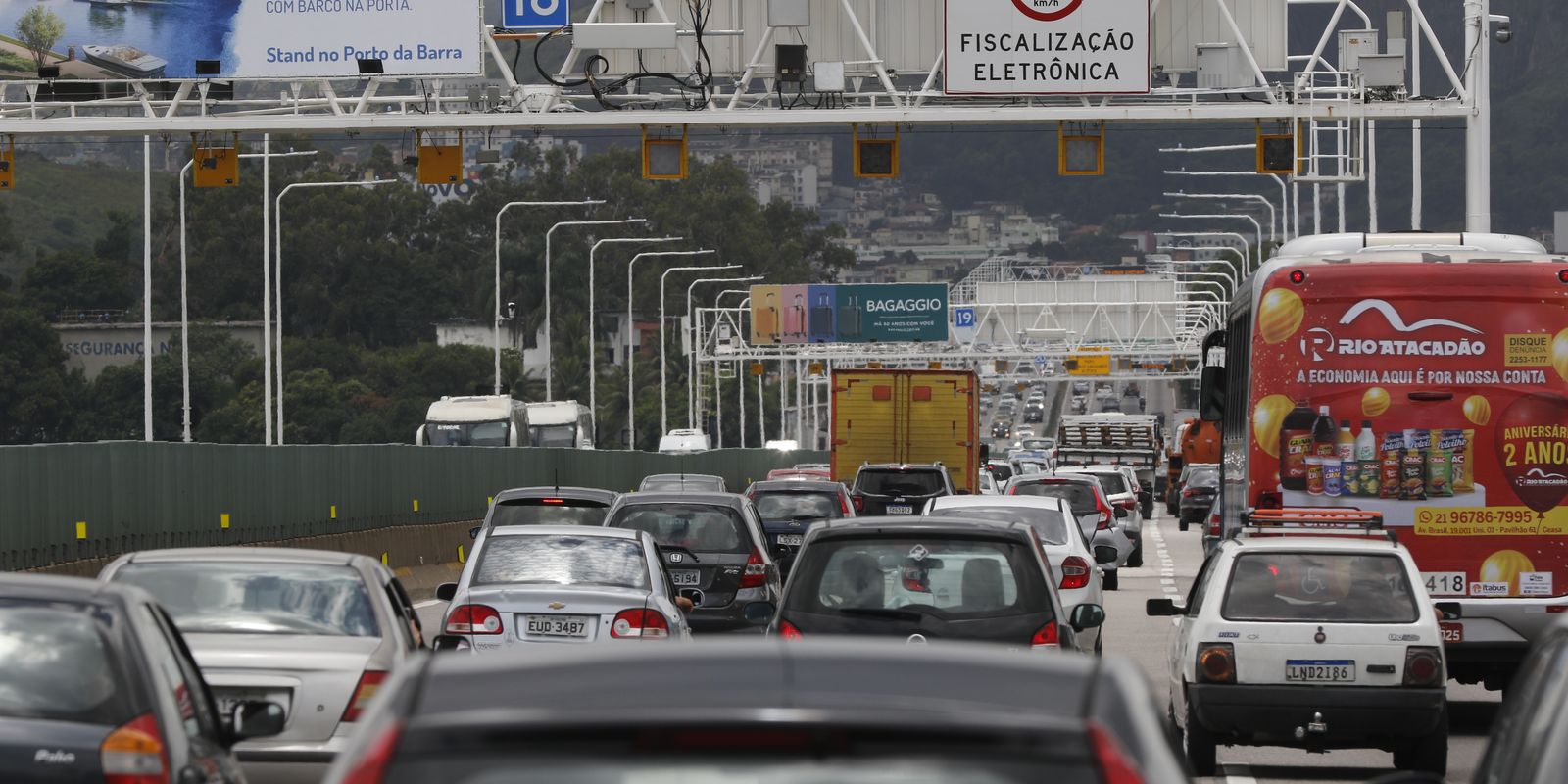 Carro é o principal meio de transporte para o trabalho, diz Censo