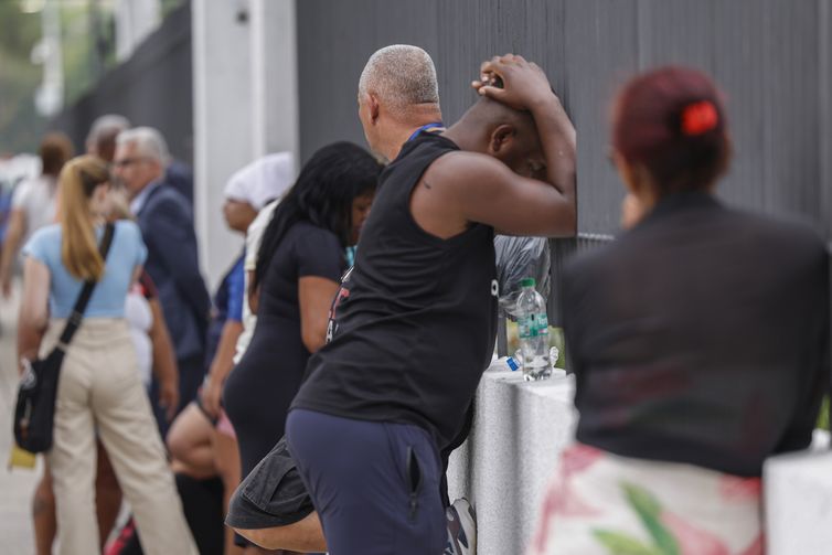 Rio de Janeiro (RJ), 29/10/2025 - Familiares chegam ao Detran para se cadastrar para recinhecimento dos corpos
Após resgate de dezenas de corpos são trazidos por moradores para a Praça São Lucas, na Penha, zona norte do Rio de Janeiro. Operação Contençao.
Foto: Tânia Rêgo/Agência Brasil