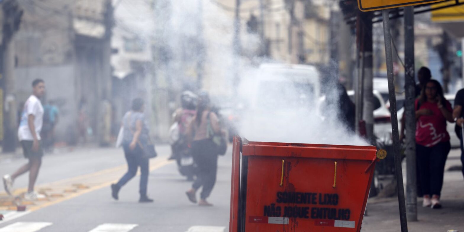 Moradores retiram cerca de 50 corpos em área de mata após operação