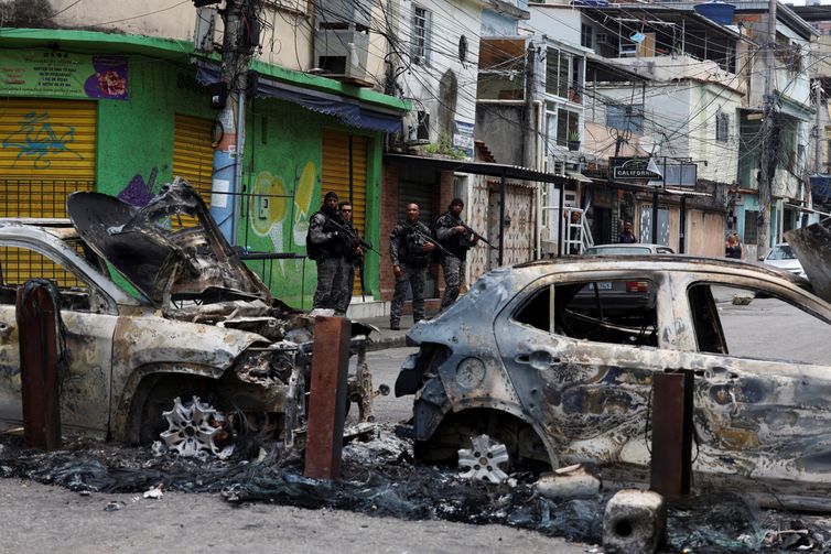 REUTERS/Aline Massuca/Proibida reprodução Members of the military police special unit patrol a street during a police operation against drug trafficking at the favela do Penha, in Rio de Janeiro, Brazil October 28, 2025. REUTERS/Aline Massuca
