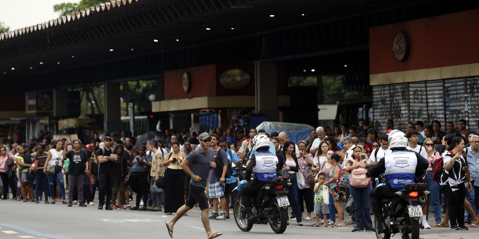 Rio: avenidas são liberadas e metrô reforça horário de trens