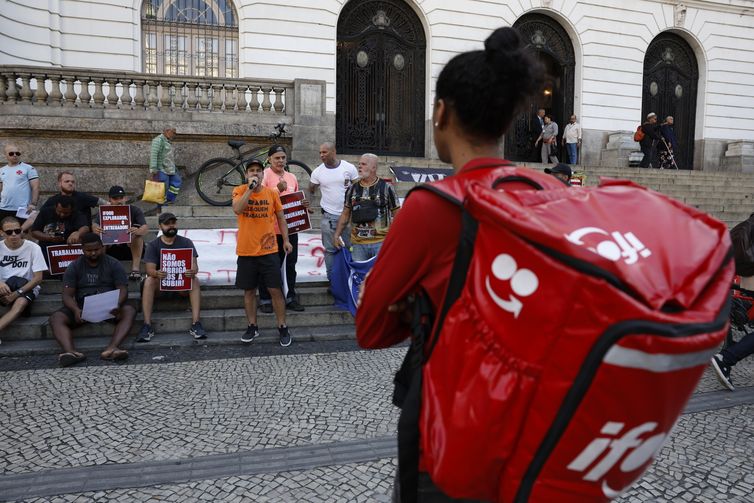 Fernando Frazão/Agência Brasil Rio de Janeiro (RJ), 28/11/2025 – Entregadores fazem manifestação contra novas modalidades de entrega do aplicativo Ifood, na Cinelândia. Foto: Fernando Frazão/Agência Brasil