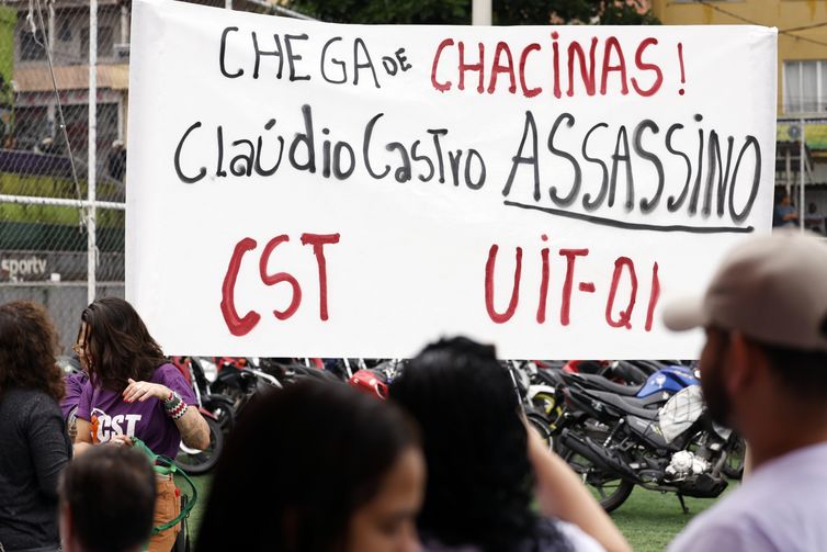 Tânia Rêgo/Agência Brasil Rio de Janeiro (RJ), 31/10/2025 - Moradores, familiares e representantes da sociedade civil se reúnem na comunidade da Vila Cruzeiro para manifestação de repúdio à Operação Contenção que deixou 121 mortos. Foto: Tânia Rêgo/Agência Brasil