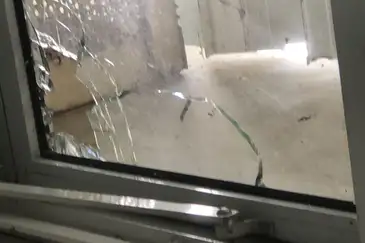 Rio de Janeiro (RJ), 26/12/2025 - Vidro quebrado de janela atingida por arma de fogo aonde menino foi baleado dentro de escola em operação policial no Rio de Janeiro. Foto: Fogo Cruzado/Divulgação