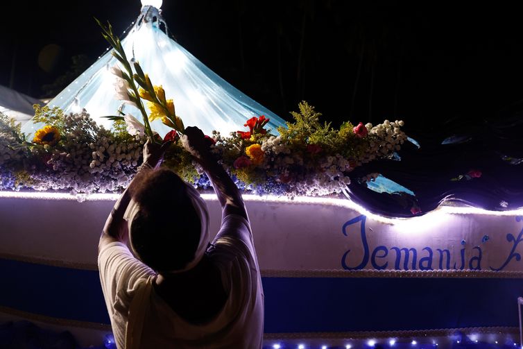 Rio de Janeiro(RJ), 30/12/2025 - Pessoas se reunem para celebrar, agradecer e levar oferendas a Iemanjá, misturando tradições iorubás, sincretismo religioso e preservação cultural, na Praia Vermelha, na Urca, zona sul do Rio. Foto: Tânia Rêgo/Agência Brasil